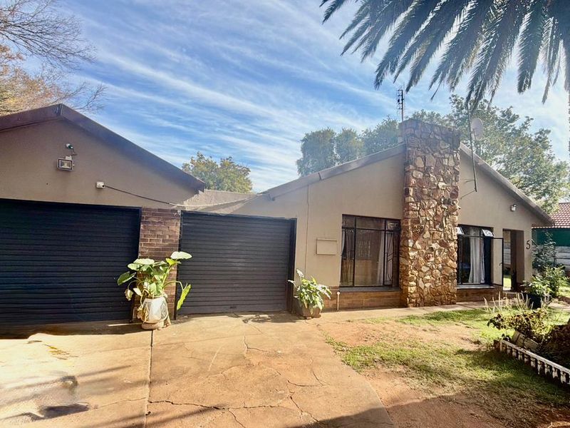 3 Bedroom House for sale in Wilkoppies - Photo 2