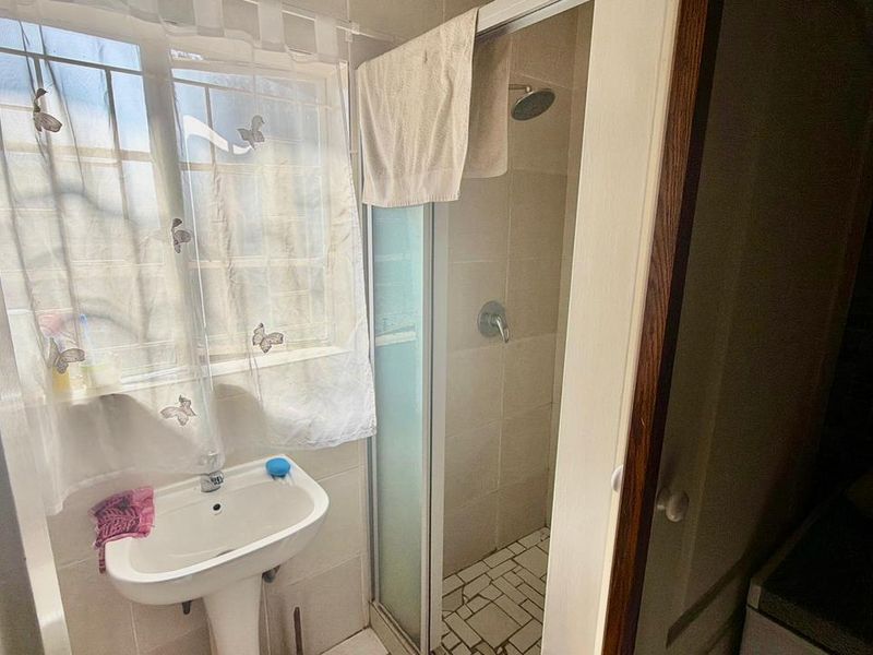 4 Bedroom House for sale - Photo 7