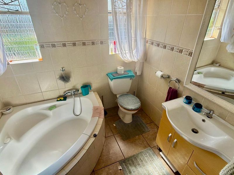 4 Bedroom House for sale - Photo 2
