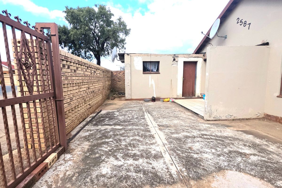 a home worth the care afforded - Photo 4