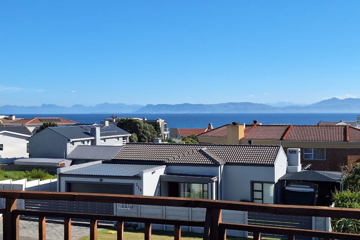 Coastal living at its best in this large 4 bedroom family residence  - Photo 3