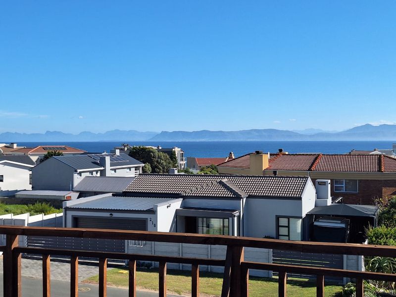 Coastal living at its best in this large 4 bedroom family residence  - Photo 3