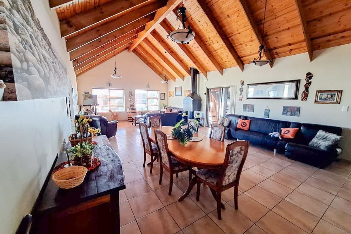 Coastal living at its best in this large 4 bedroom family residence  - Photo 4