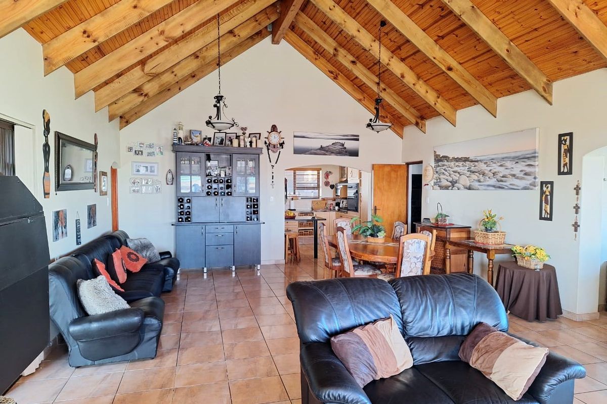 Coastal living at its best in this large 4 bedroom family residence  - Photo 5