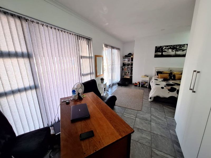Coastal living at its best in this large 4 bedroom family residence  - Photo 10