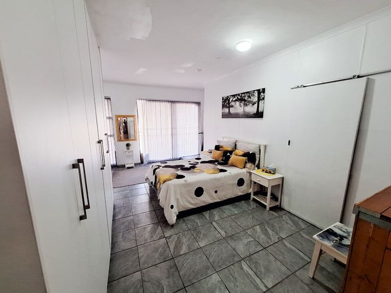 Coastal living at its best in this large 4 bedroom family residence  - Photo 8