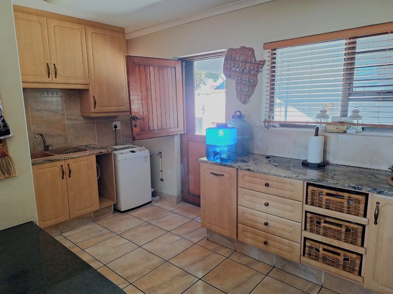 Coastal living at its best in this large 4 bedroom family residence  - Photo 6
