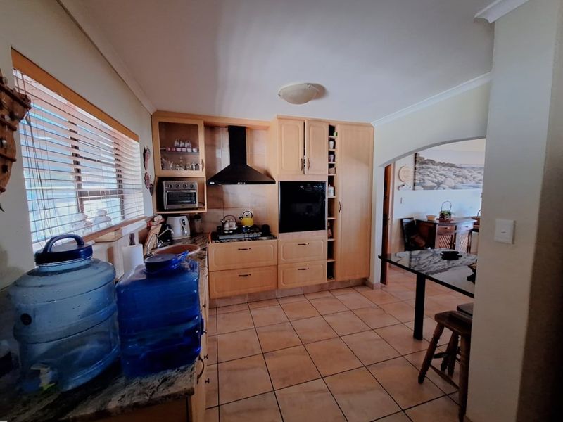 Coastal living at its best in this large 4 bedroom family residence  - Photo 7