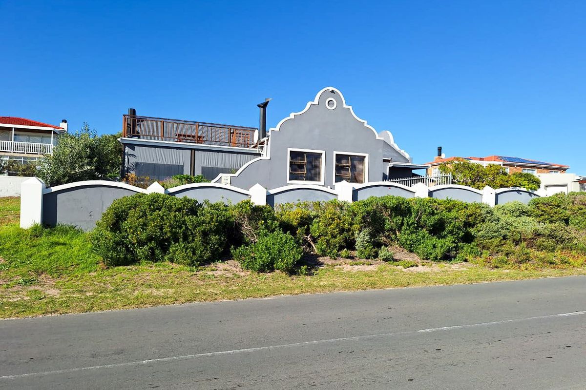 Coastal living at its best in this large 4 bedroom family residence  - Photo 2
