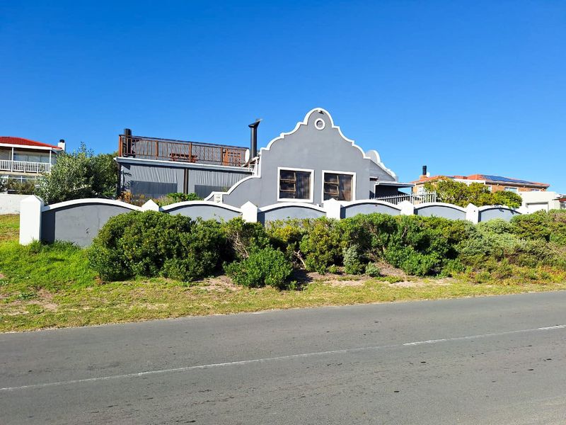 Coastal living at its best in this large 4 bedroom family residence  - Photo 2