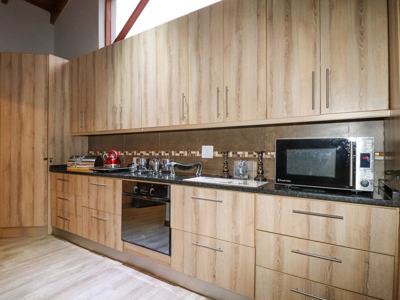 SMART, SPACIOUS & VERSATILE FAMILY HOME WITH EXCEPTIONAL EXTRAS - Photo 10