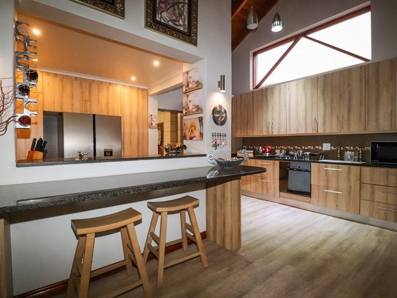 SMART, SPACIOUS & VERSATILE FAMILY HOME WITH EXCEPTIONAL EXTRAS - Photo 9