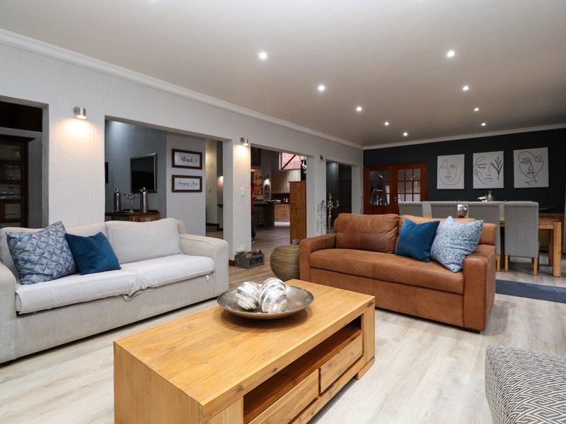 SMART, SPACIOUS & VERSATILE FAMILY HOME WITH EXCEPTIONAL EXTRAS - Photo 8