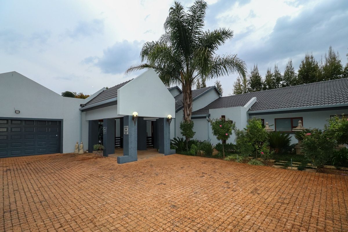 SMART, SPACIOUS & VERSATILE FAMILY HOME WITH EXCEPTIONAL EXTRAS - Photo 2