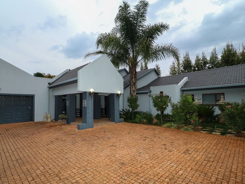 SMART, SPACIOUS & VERSATILE FAMILY HOME WITH EXCEPTIONAL EXTRAS - Photo 2