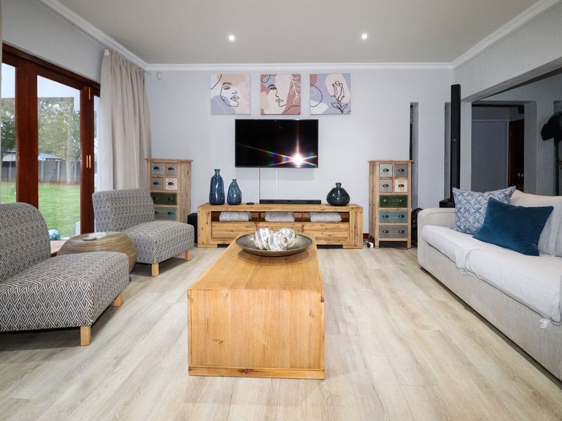 SMART, SPACIOUS & VERSATILE FAMILY HOME WITH EXCEPTIONAL EXTRAS - Photo 4