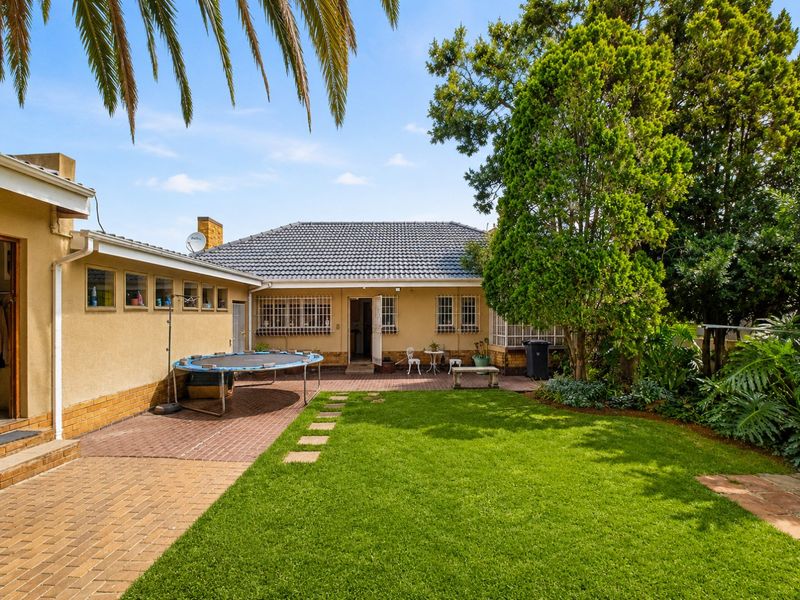 Eastleigh family home with cottage and pool charm - Photo 1