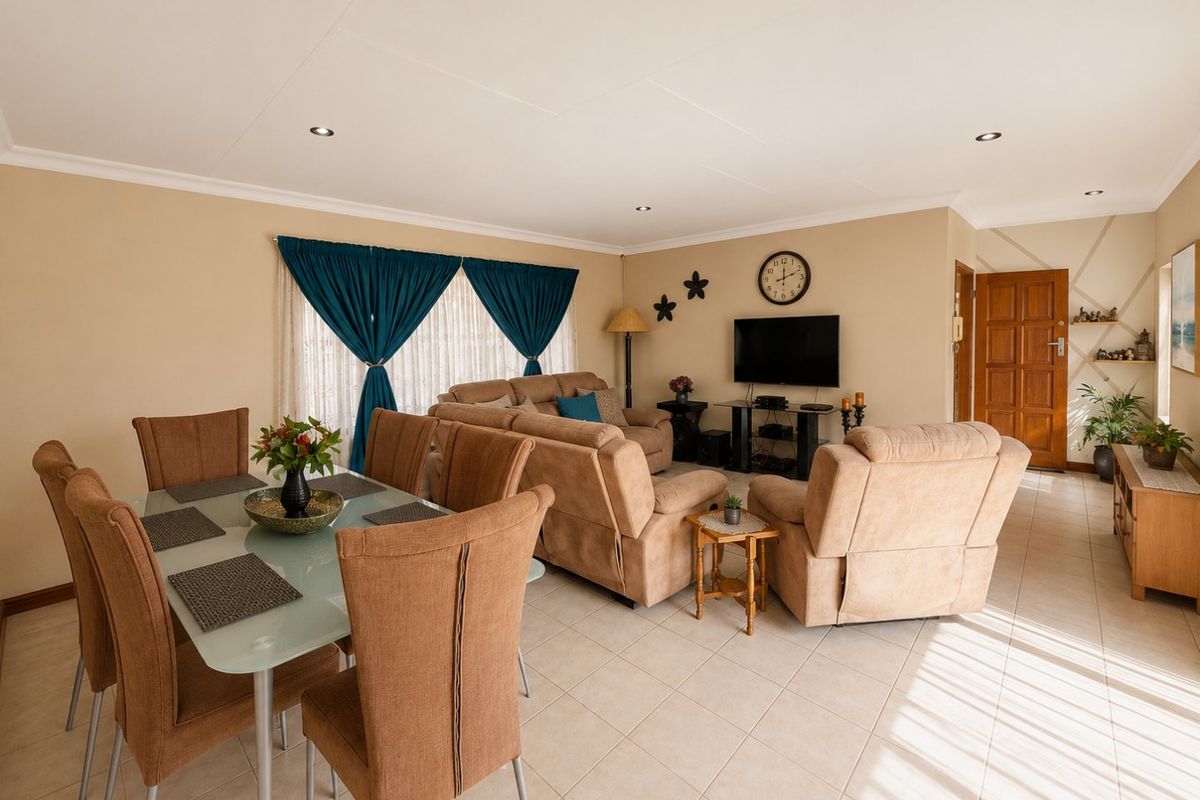 Eastleigh family home with cottage and pool charm - Photo 2