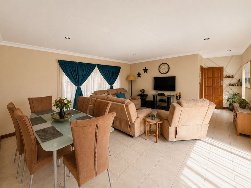 Eastleigh family home with cottage and pool charm - Photo 2