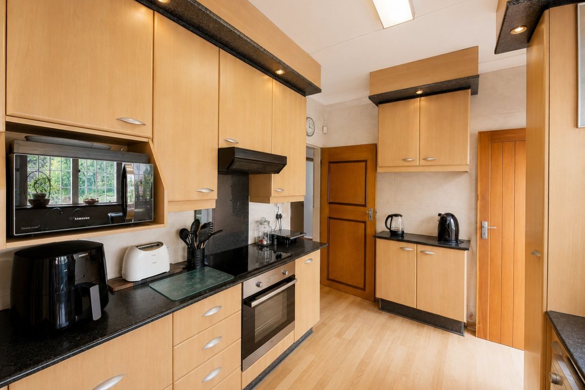 Eastleigh family home with cottage and pool charm - Photo 4
