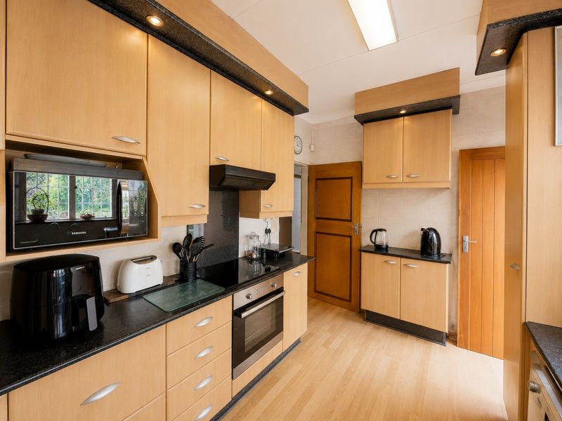 Eastleigh family home with cottage and pool charm - Photo 4