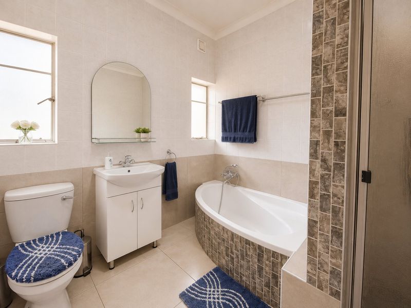 Eastleigh family home with cottage and pool charm - Photo 10