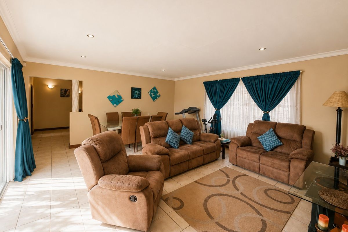 Eastleigh family home with cottage and pool charm - Photo 5