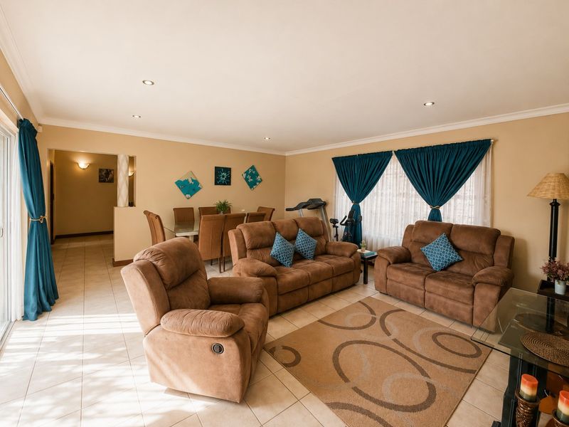 Eastleigh family home with cottage and pool charm - Photo 5