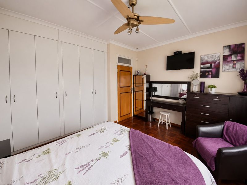 Eastleigh family home with cottage and pool charm - Photo 9