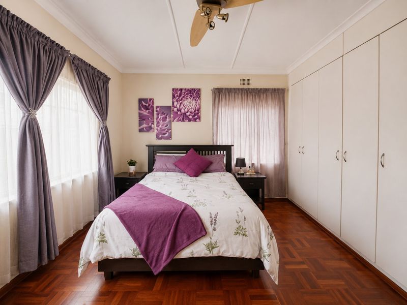 Eastleigh family home with cottage and pool charm - Photo 8