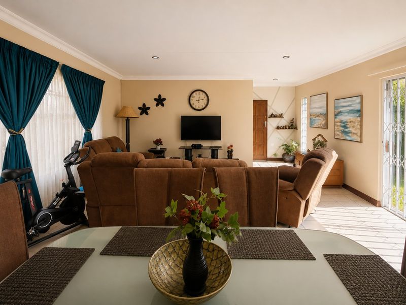 Eastleigh family home with cottage and pool charm - Photo 6