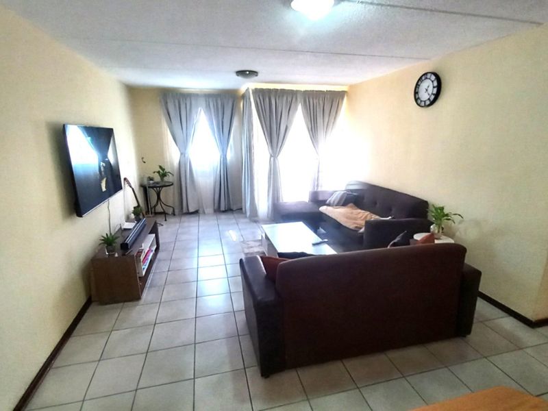 Two Bedroom Ground Floor Unit - Photo 9
