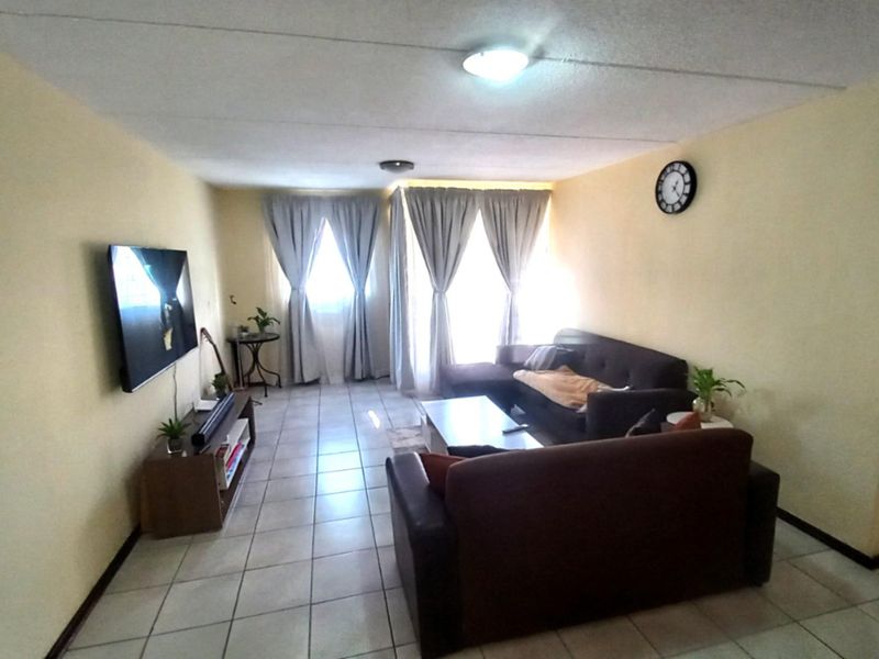 Two Bedroom Ground Floor Unit - Photo 8