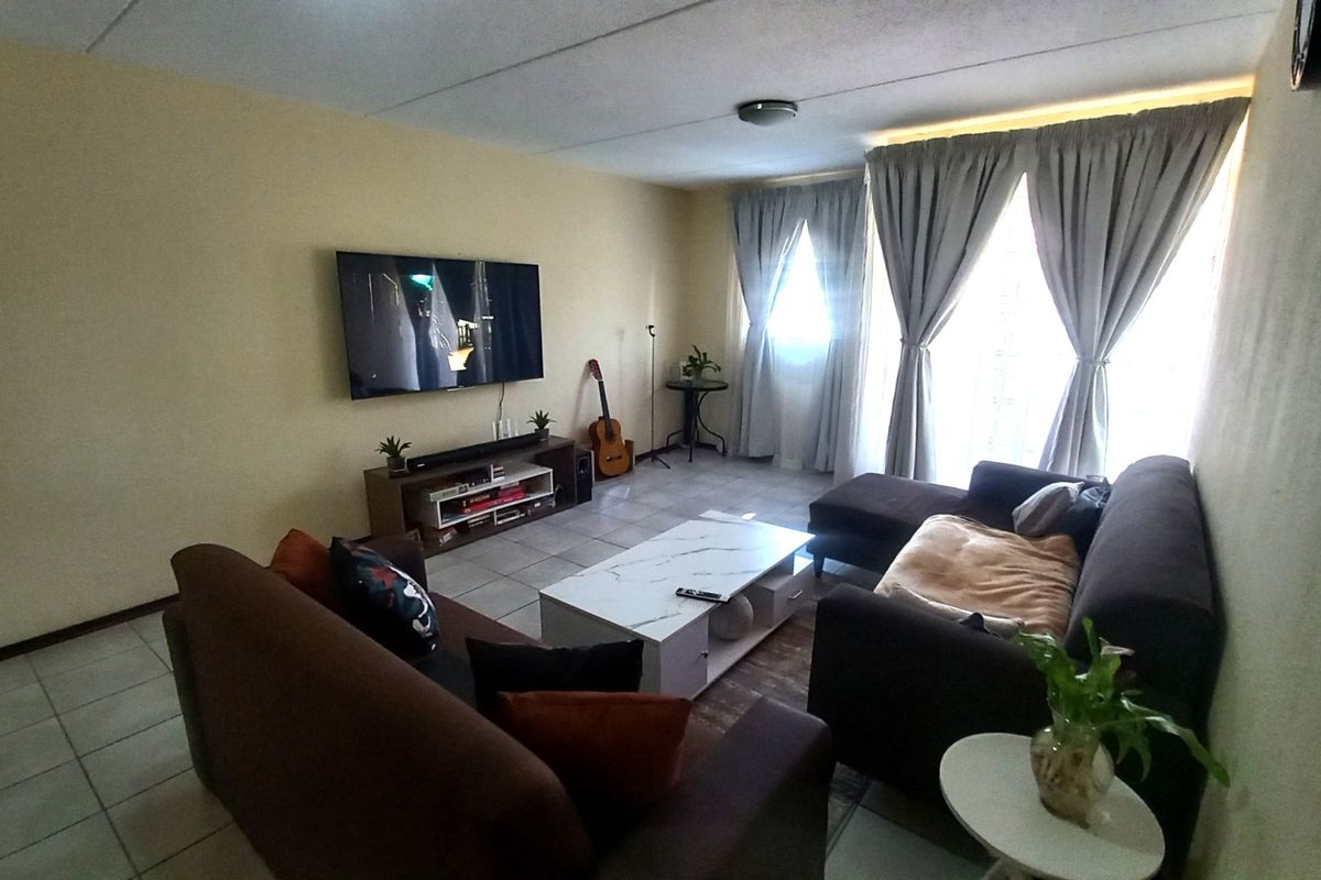 Two Bedroom Ground Floor Unit - Photo 4