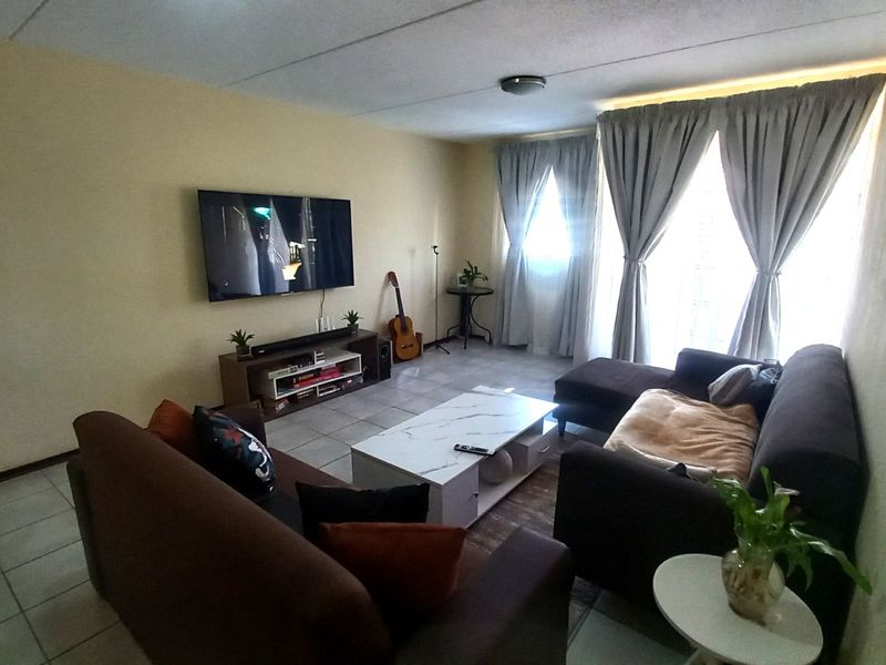 Two Bedroom Ground Floor Unit - Photo 4