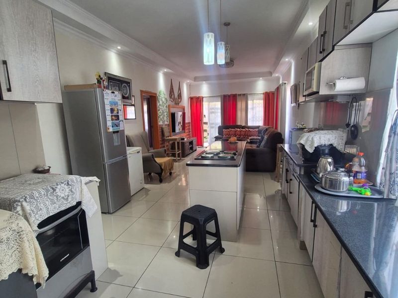 2 Bedroom house for sale in Merebank R1,295,000 - Photo 10