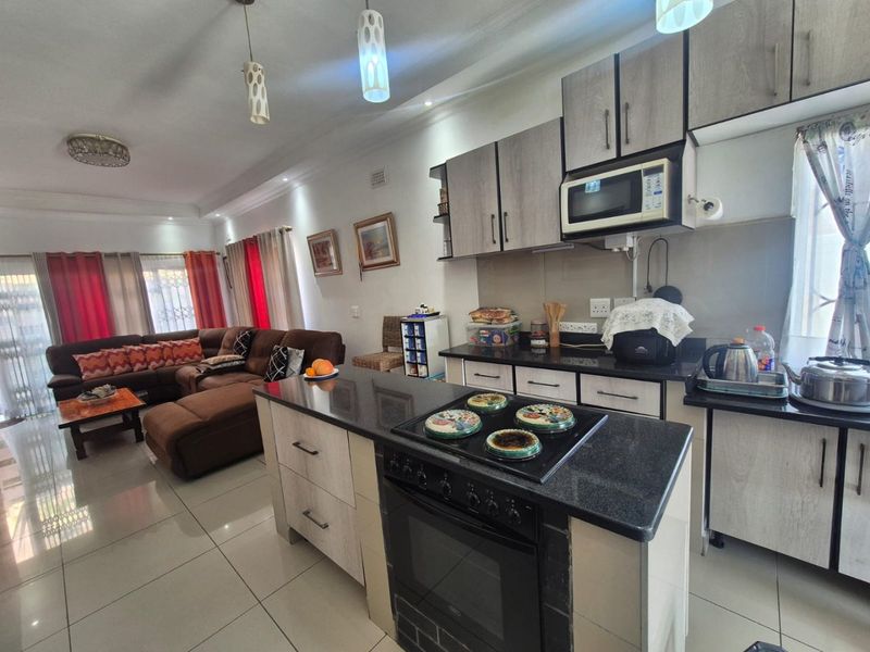 2 Bedroom house for sale in Merebank R1,295,000 - Photo 6