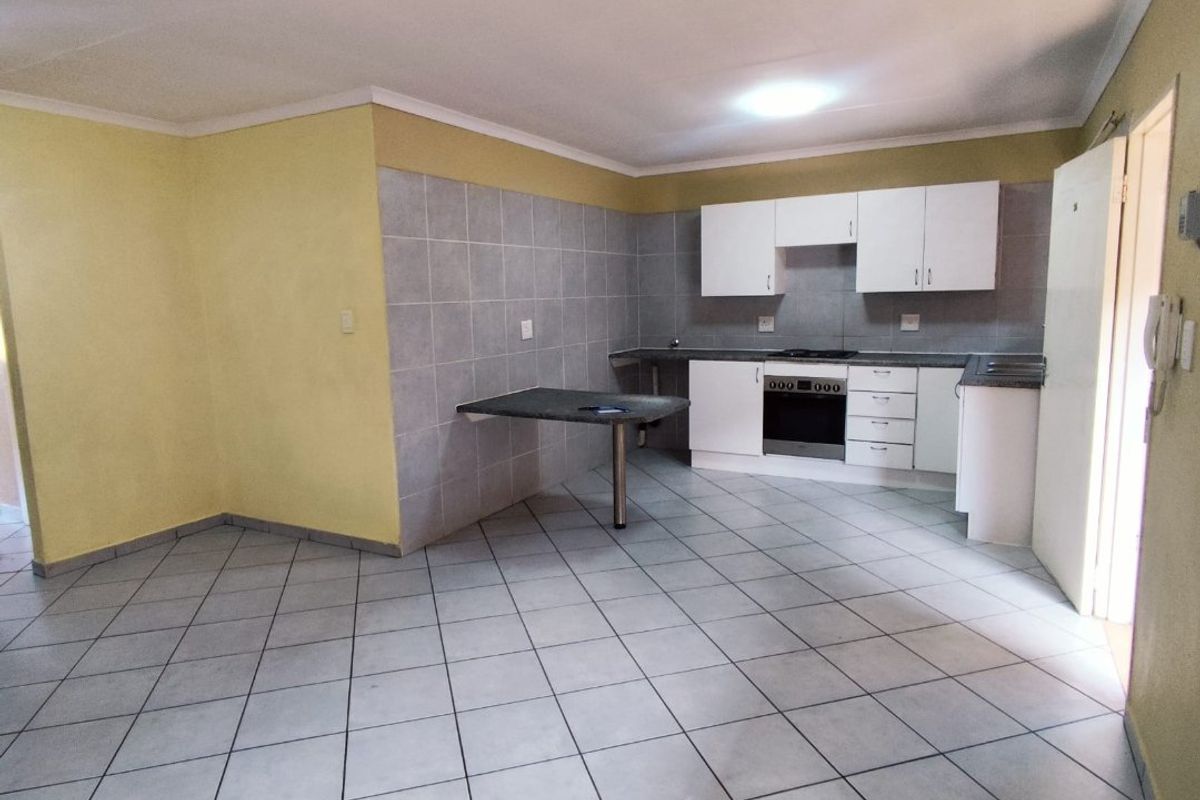 HARMING & SPACIOUS 2-BEDROOM APARTMENT WITH GRANITE KITCHEN & BREAKFAST NOOK - Photo 3