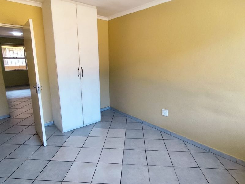 HARMING & SPACIOUS 2-BEDROOM APARTMENT WITH GRANITE KITCHEN & BREAKFAST NOOK - Photo 4