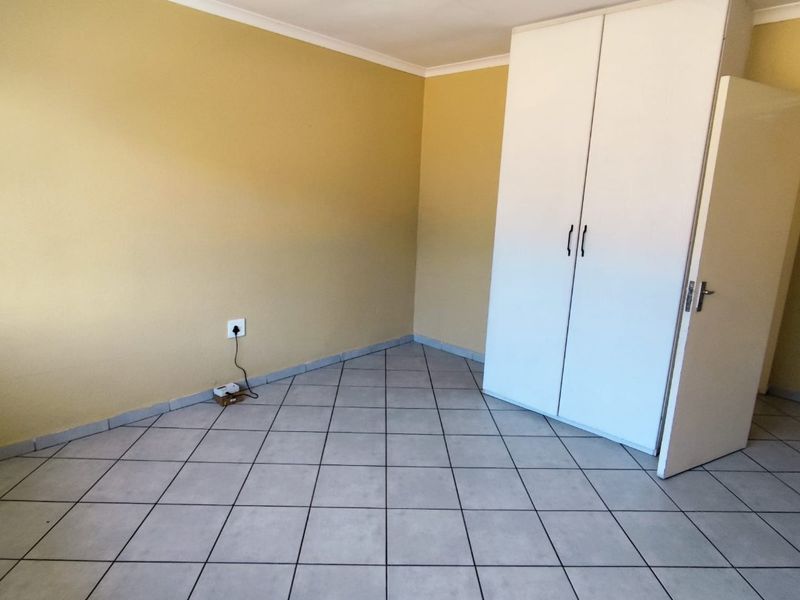 HARMING & SPACIOUS 2-BEDROOM APARTMENT WITH GRANITE KITCHEN & BREAKFAST NOOK - Photo 7