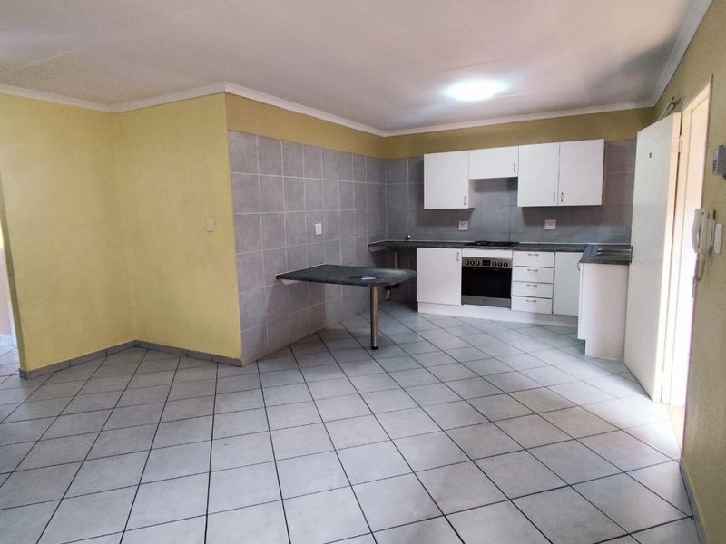 HARMING & SPACIOUS 2-BEDROOM APARTMENT WITH GRANITE KITCHEN & BREAKFAST NOOK - Photo 3