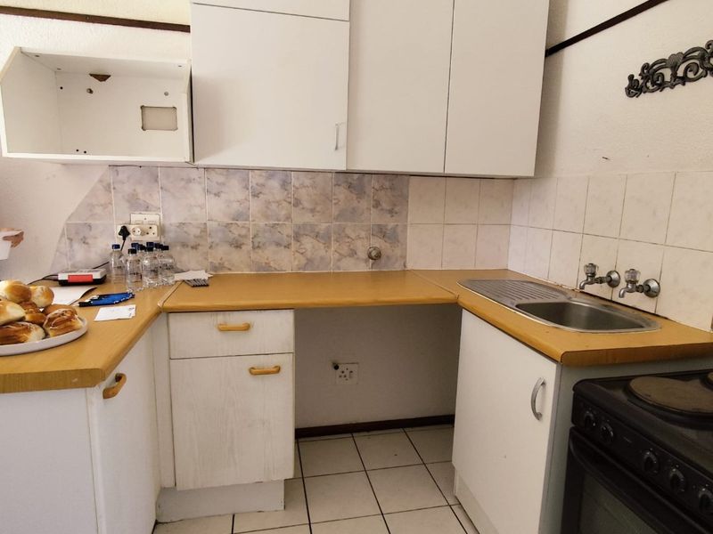 COZY 2-BEDROOM GROUND FLOOR APARTMENT WITH MASSIVE GARDEN, POOL, AND 24-HOUR SECURITY - Photo 4