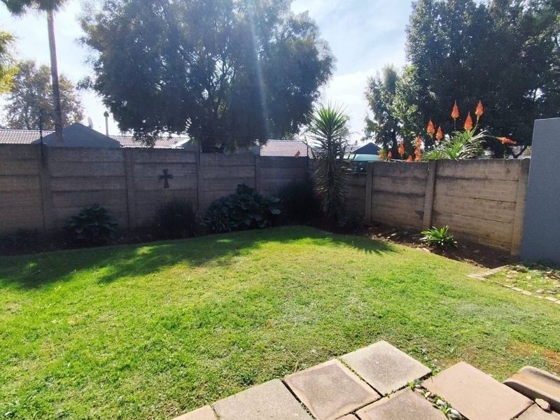 COZY 2-BEDROOM GROUND FLOOR APARTMENT WITH MASSIVE GARDEN, POOL, AND 24-HOUR SECURITY - Photo 2