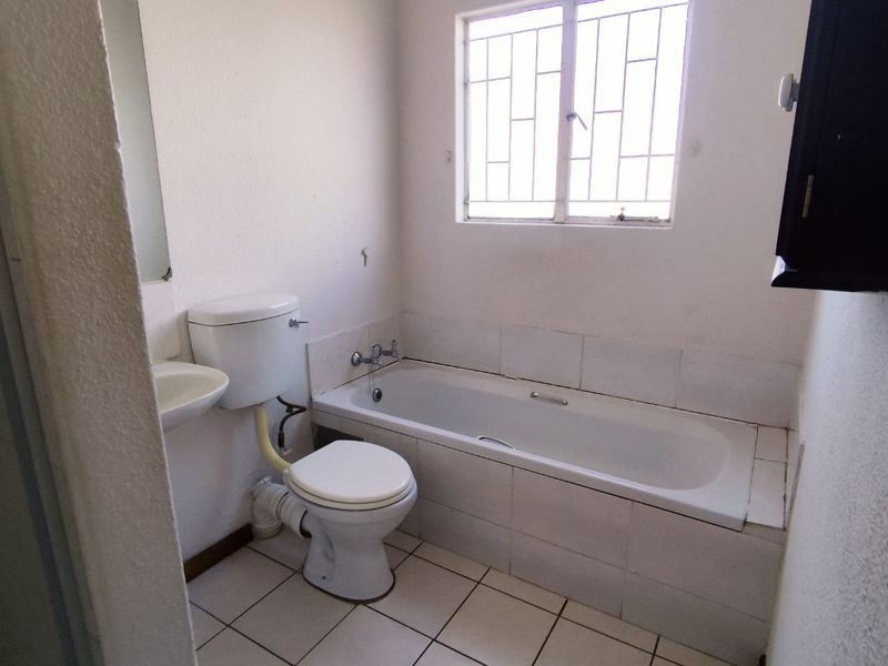 COZY 2-BEDROOM GROUND FLOOR APARTMENT WITH MASSIVE GARDEN, POOL, AND 24-HOUR SECURITY - Photo 10