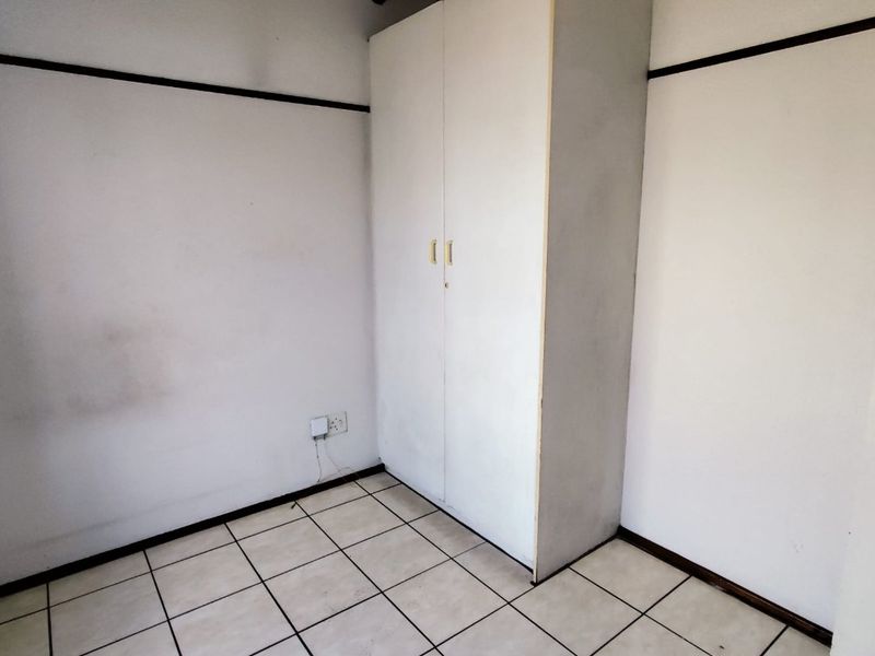 COZY 2-BEDROOM GROUND FLOOR APARTMENT WITH MASSIVE GARDEN, POOL, AND 24-HOUR SECURITY - Photo 9