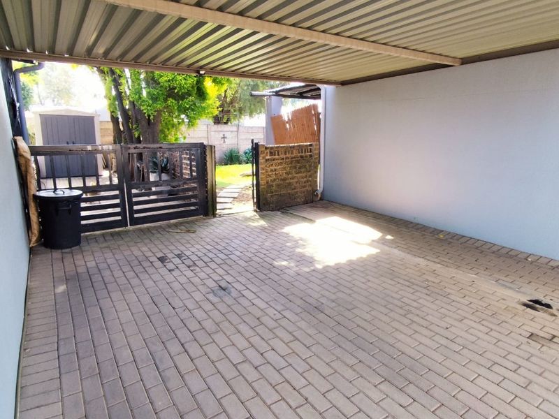 COZY 2-BEDROOM GROUND FLOOR APARTMENT WITH MASSIVE GARDEN, POOL, AND 24-HOUR SECURITY - Photo 3