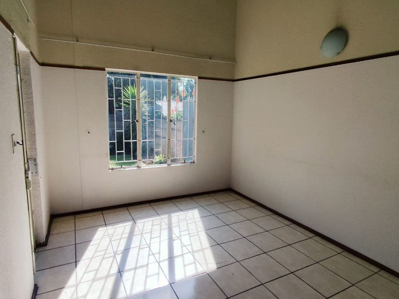 COZY 2-BEDROOM GROUND FLOOR APARTMENT WITH MASSIVE GARDEN, POOL, AND 24-HOUR SECURITY - Photo 8