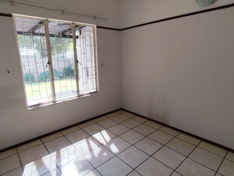 COZY 2-BEDROOM GROUND FLOOR APARTMENT WITH MASSIVE GARDEN, POOL, AND 24-HOUR SECURITY - Photo 6