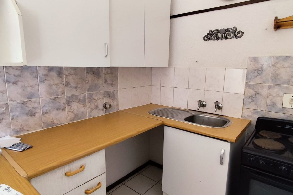 COZY 2-BEDROOM GROUND FLOOR APARTMENT WITH MASSIVE GARDEN, POOL, AND 24-HOUR SECURITY - Photo 5