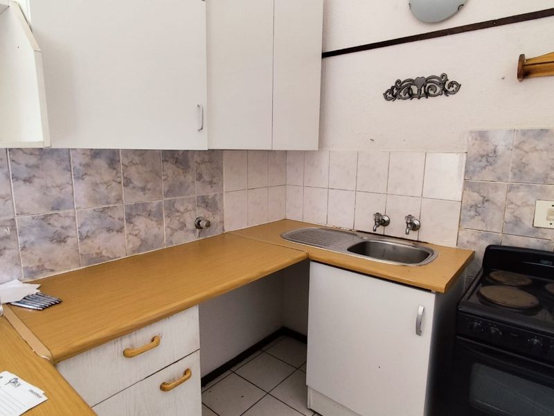 COZY 2-BEDROOM GROUND FLOOR APARTMENT WITH MASSIVE GARDEN, POOL, AND 24-HOUR SECURITY - Photo 5